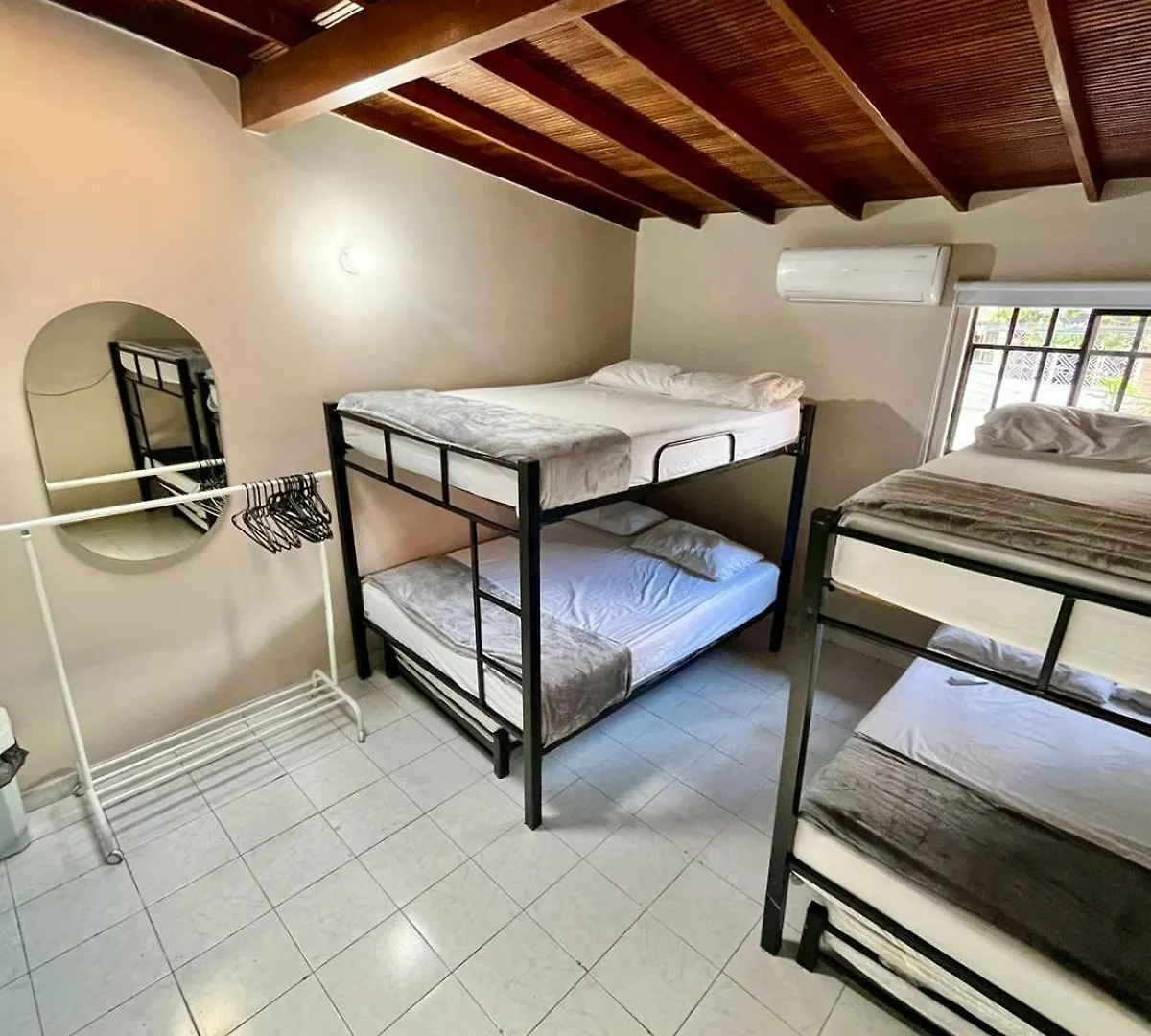 Habitacion Amoblada Sector Laureles Hasta 8 Personas Hab 4 Medellín 0*,  Colombia